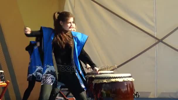 Moskwa, Rosja - 14 maja 2017: Grupa taiko perkusista dziewczyny Taiko inspiracji wykonuje na festiwalu sztuk walki, "jeden w dziedzinie wojownik". — Wideo stockowe