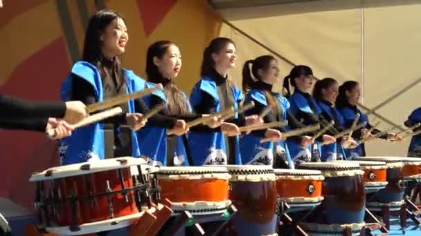 Moskau, russland - 14. mai 2017: gruppe von taiko-trommlerinnen taiko inspiration tritt auf dem festival der martial arts "one in the field warrior". — Stockvideo