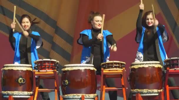 Moscou, Rússia - 14 de maio de 2017: Grupo de garotas bateristas taiko inspiração Taiko realiza no festival de artes marciais 'One in the field warrior' . — Vídeo de Stock