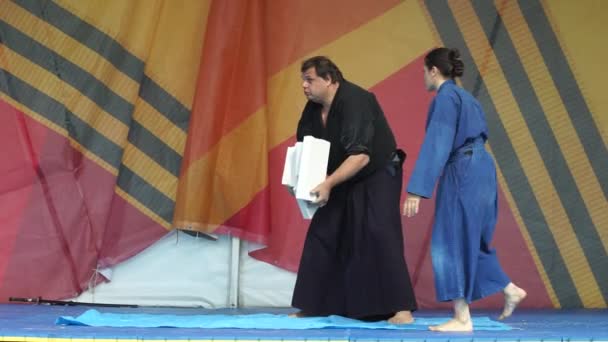 Moscú, Rusia - 14 de mayo de 2017: sensei karate adulto rompe bloques de cemento durante el festival de artes marciales 'Uno en el campo guerrero' . — Vídeo de stock