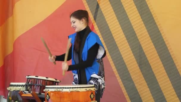 Mosca, Russia - 14 maggio 2017: Una ragazza del gruppo di ragazze batteriste taiko L'ispirazione Taiko si esibisce nel festival delle arti marziali "One in the field warrior ". — Video Stock