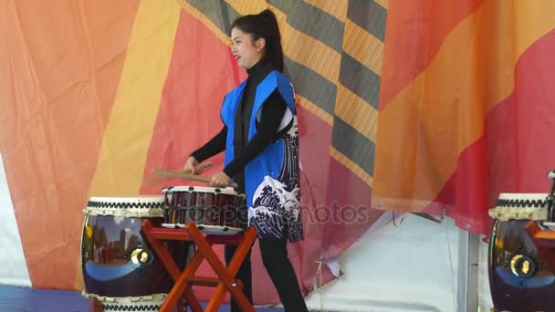 Mosca, Russia - 14 maggio 2017: Una ragazza del gruppo di ragazze batteriste taiko L'ispirazione Taiko si esibisce nel festival delle arti marziali "One in the field warrior ". — Video Stock