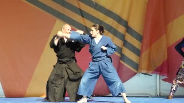 Moskau, russland - 14. Mai 2017: Karate und Samurai in Rüstung schonen Angriff auf das Festival der Kampfkünste einer im Feld Krieger. — Stockvideo