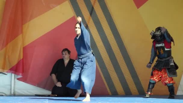 Moskou, Rusland - 14 mei 2017: volwassen karate vrouw en samurai in traditionele Japanse armor Toon katas tijdens het festival van martial arts, één in het veld warrior. — Stockvideo