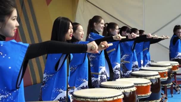 Moscou, Rússia - 14 de maio de 2017: Grupo de garotas bateristas taiko arco de inspiração Taiko no final da apresentação no festival de artes marciais 'One in the field warrior' . — Vídeo de Stock