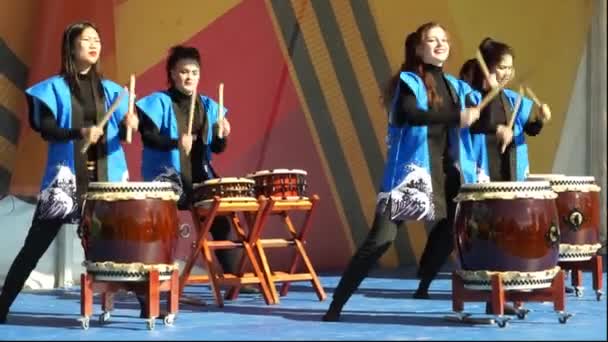 Moscou, Rússia - 14 de maio de 2017: Grupo de meninas bateristas taiko inspiração Taiko realiza no festival de artes marciais 'Um no campo é guerreiro' . — Vídeo de Stock