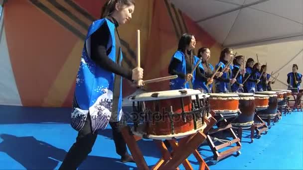 Moscou, Rússia - 14 de maio de 2017: Grupo de meninas bateristas taiko inspiração Taiko realiza no festival de artes marciais 'Um no campo é guerreiro' . — Vídeo de Stock
