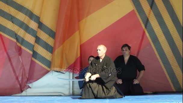 Москва, Россия - 14 мая 2017 года: каратист показывает ката с мечом на фестивале боевых искусств "Один в поле воин" . — стоковое видео