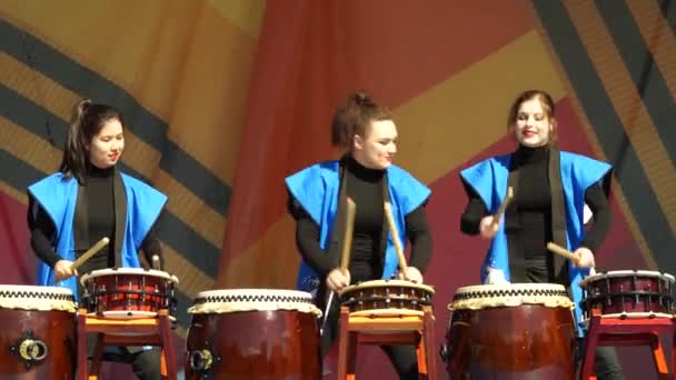 Moscou, Rússia - 14 de maio de 2017: Grupo de garotas bateristas taiko inspiração Taiko realiza no festival de artes marciais 'One in the field warrior' . — Vídeo de Stock