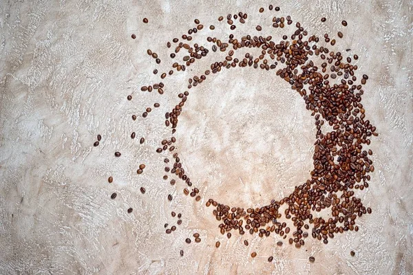 Marco circular de granos de café de gran a pequeña escala con un montón de espacio de copia para su texto dentro del círculo y al lado —  Fotos de Stock