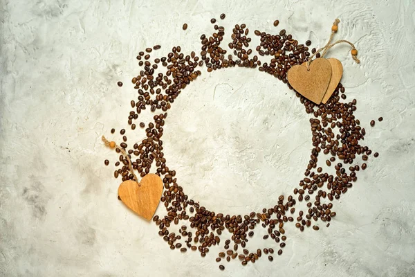 Silueta circular hecha de granos de café con etiquetas de madera corazón y espacio de copia, vista superior. Podría ser utilizado como gráfico circular sobre el consumo de café . — Foto de Stock