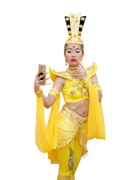 Bella donna asiatica in un abito tradizionale cinese giallo rendendo selfie isolato su sfondo bianco — Foto Stock