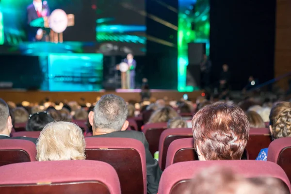 Vue arrière du public dans une salle de conférence — Photo