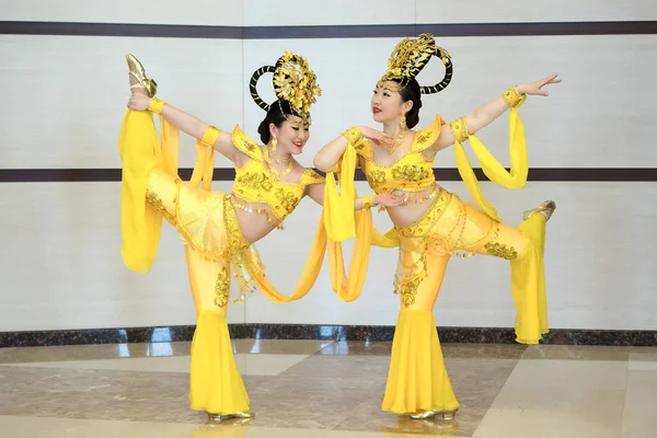 Две красивые актрисы в традиционном желтом китайском костюме на сцене — стоковое фото