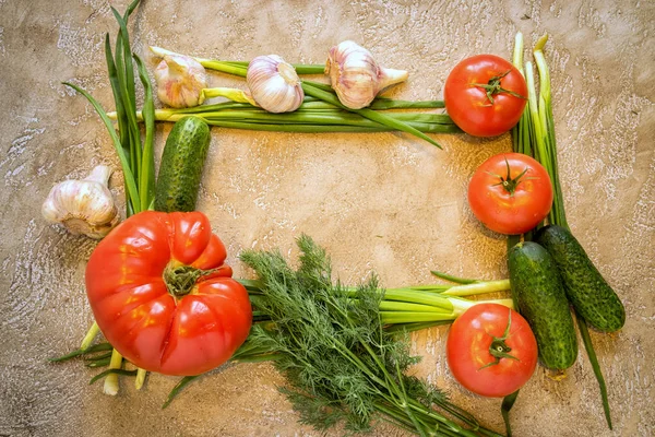 Rám, různé čerstvé zeleniny na pozadí béžové cementu s kopií prostor — Stock fotografie