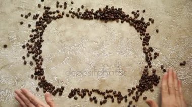 Kahve kahve severler için arka plan. Kopya alanı içinde ile kavrulmuş kahve çekirdekleri dikdörtgen çerçeveden. El ahşap kalpler her tarafa koy.. 