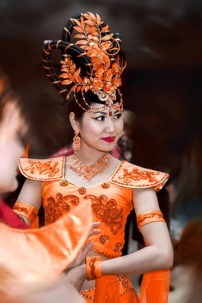 Schoonheid van de jonge Oosterse in een oranje Chinees traditioneel meisjeskleding — Stockfoto