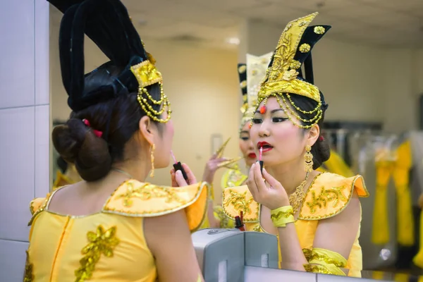 Attrice nel backstage facendo vicino allo specchio — Foto Stock