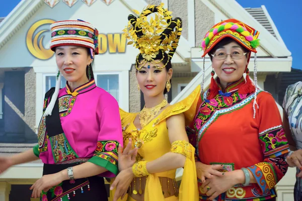 Mosca Russia - 21 maggio 2017: Ospiti della conferenza internazionale della compagnia FOHOW in costumi tradizionali cinesi . — Foto Stock