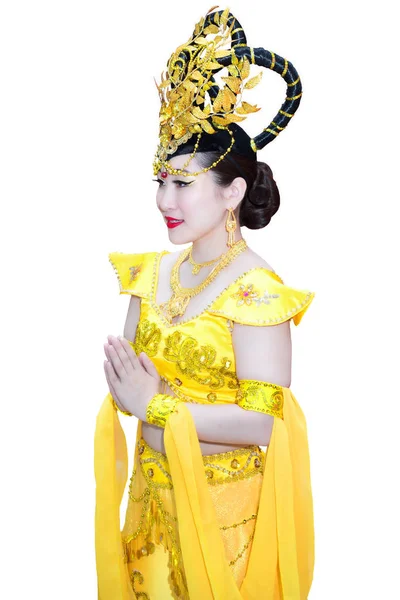 Bella ragazza asiatica in un abito tradizionale cinese giallo isolato su sfondo bianco — Foto Stock