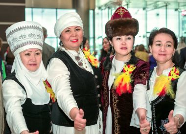 Moskova, Rusya - 21 Mayıs 2017: Konuklar geleneksel kostümleri Fohow şirketinin Uluslararası Konferansı