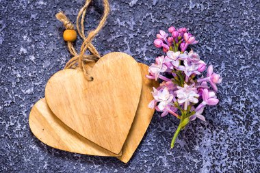 metin ve Lila çiçek dokulu çimento mavi arka plan üzerinde grup için kopya alanı ile ahşap Kalpler