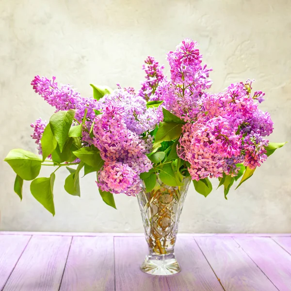Masadaki leylak çiçekler buket natürmort — Stok fotoğraf