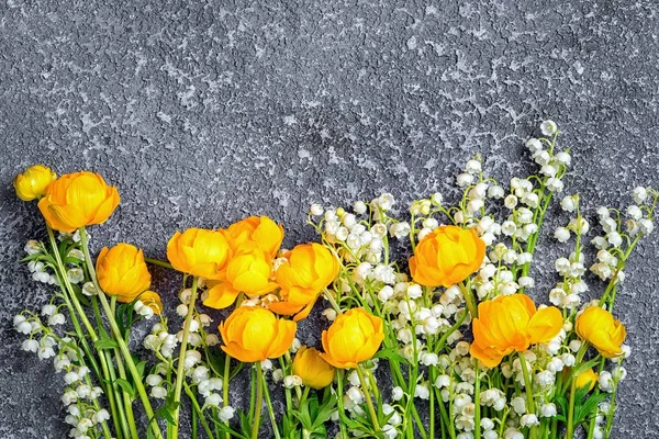 Flores globo y lirio del valle en el fondo texturizado cemento con espacio de copia por encima —  Fotos de Stock