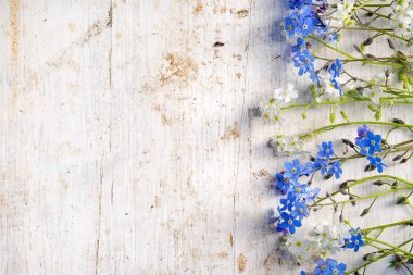 Unutma çiçekli çerçeve üzerinde eski ahşap arka plan kopya alanı ile