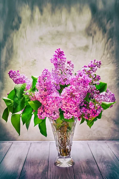 Ramo de naturaleza muerta de flores de color lila sobre la mesa —  Fotos de Stock