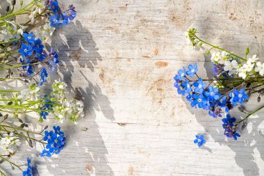 Unutma çiçekli çerçeve üzerinde eski ahşap arka plan kopya alanı ile