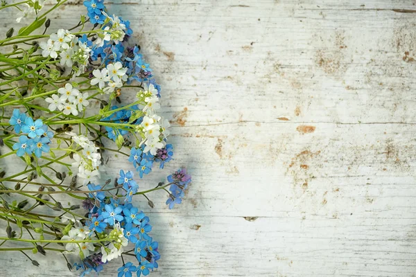 Forget-me-not Bloemenlijst op een oude houten achtergrond met kopie ruimte — Stockfoto