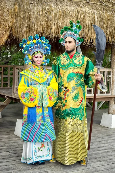 Kinesisk man och kvinna i traditionella dräkter — Stockfoto