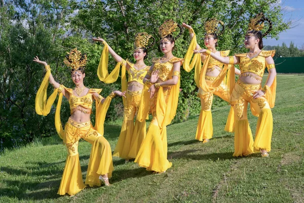 Gruppo di cinque donne asiatiche attrici in costumi tradizionali cinesi gialli all'aperto — Foto Stock