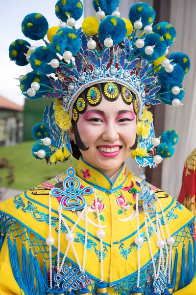 Retrato de hermosa chica china en vestido chino tradicional — Foto de Stock
