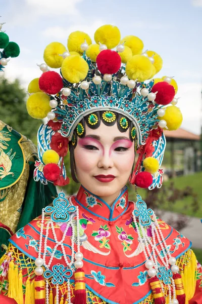 Retrato de hermosa chica china en vestido chino tradicional — Foto de Stock