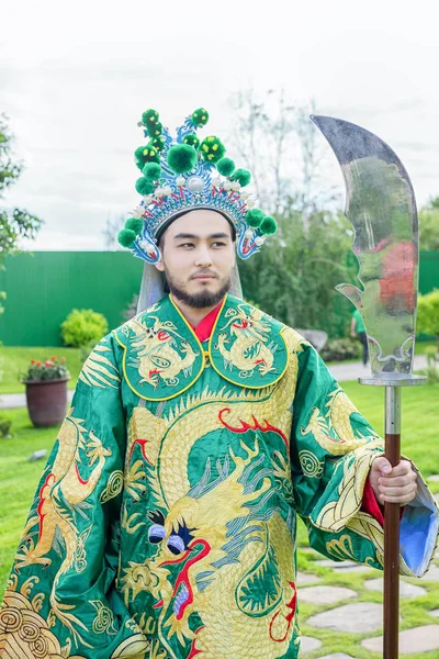 Kinesisk krigare i traditionell dräkt med svärd utomhus — Stockfoto