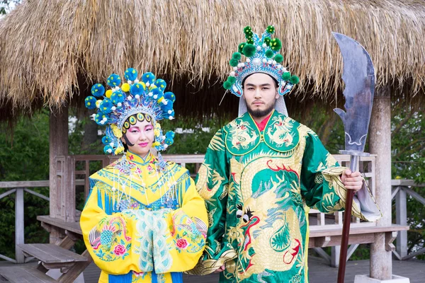 Китайський чоловік і жінка в традиційні костюми — стокове фото