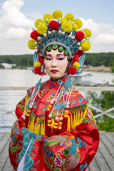 Porträtt av vacker kinesisk flicka i traditionell kinesisk klänning — Stockfoto