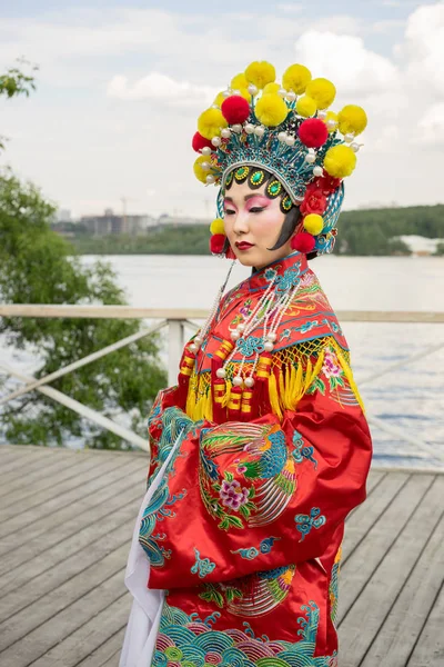 Porträtt av vacker kinesisk flicka i traditionell kinesisk klänning — Stockfoto