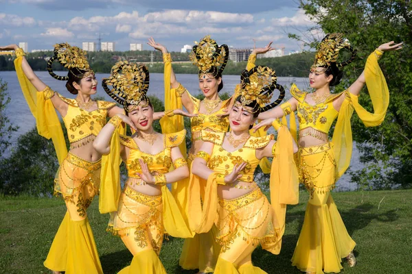 Grupp av fem asiatiska kvinnor skådespelerskor i traditionella kinesiska gula dräkter utomhus — Stockfoto