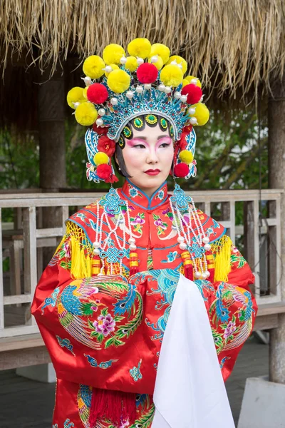 A hagyományos kínai ruha gyönyörű kínai lány portréja — Stock Fotó