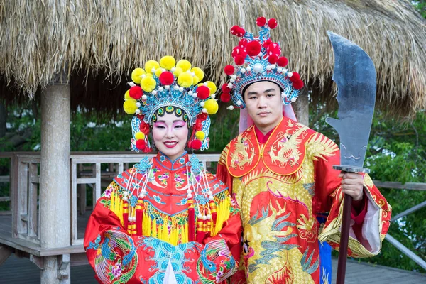 Asiatisk man och kvinna i traditionella röda kinesiska dräkter — Stockfoto