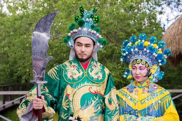 Kinesisk man och kvinna i traditionella dräkter — Stockfoto