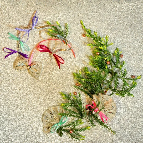 Sílhueta de grinalda de árvore de Natal feita de ramos de abeto em um fundo de pano de ouro. Arcos feitos à mão e fãs como uma decoração de xmas. Cultura espanhola conceito de ano novo . — Fotografia de Stock