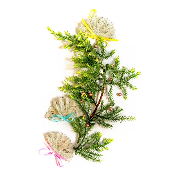 Flach lag ein kleiner Weihnachtsbaum aus Tannenzweigen, verziert mit drei Fächern, isoliert auf weißem Hintergrund. Neujahrs- und Weihnachtskonzept der spanischen, mexikanischen oder chinesischen Kultur. — Stockfoto