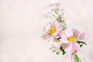 Hassas arka plan ağaç benzeri Şakayık ve kır çiçekleri buketi, kopya alanı metniniz için bir altın bez zemin üzerine Üstten Görünüm.