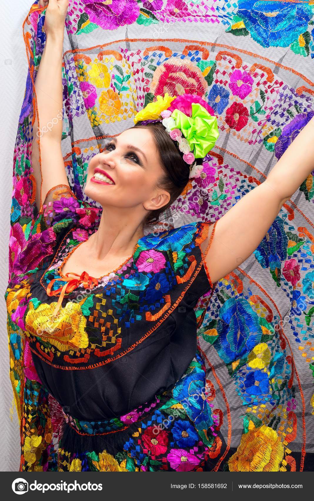Belle femme mexicaine souriante dans la robe mexicaine traditionnelle mains vers le haut tenant la jupe comme un fond comme paon Photo de stock par Elf 11 158581692