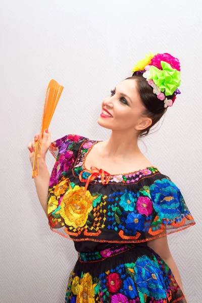 Hermosa mujer mexicana sonriente en vestido mexicano tradicional con ventilador — Foto de Stock