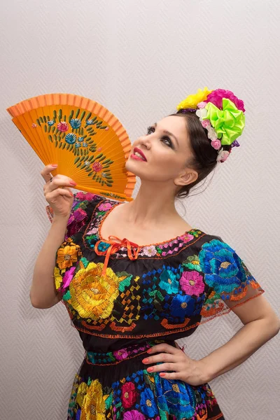 Όμορφη χαμογελαστή Μεξικού γυναίκα στον παραδοσιακό μεξικάνικο φόρεμα με ανεμιστήρα — Φωτογραφία Αρχείου